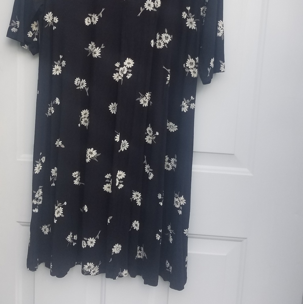 Old Navy Black Daisy Tshirt Dress - Picture 6 of 7